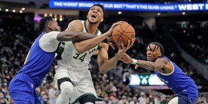 Μόνος του πάλευε ο Αντετοκούνμπο απέναντι στους Νάγκετς