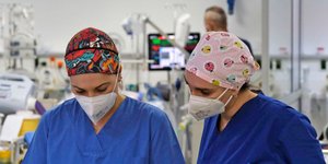 γιατροι με μπαντανες στο κεφαλι 