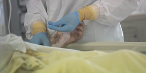 Γιατρός περιθάλπει ασθενή με κορωνοϊό στην Ιταλία