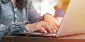 γυναίκα γράφει σε laptop