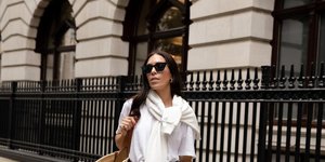 γυναίκα με τζιν και λευκό T-shirt