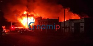 Φωτιά σε εργοστάσιο με φέρετρα
