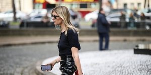 Γυναίκα με δερμάτινη φούστα