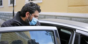 Ο 37χρονος ιερέας έξω από την εισαγγελία