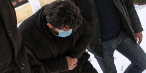 Ο ιερέας που κατηγορείται με σκυμμένο το κεφάλι και μάσκα