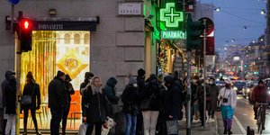 Κόσμος στην ουρά σε ιταλικό φαρμακείο για ένα rapid test 