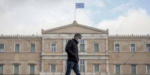 Ανδρας μα μάσκα έξω από τη Βουλή