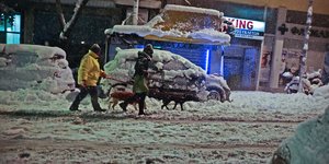 Βόλτα στη χιονισμένη Αθήνα