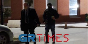 Ο 33χρονος εξέρχεται του αστυνομικού μεγάρου Θεσσαλονίκης