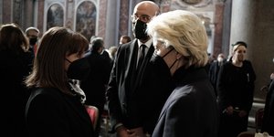 πρόεδρος της Δημοκρατίας Κατερίνα Σακελλαροπούλου με τον Ούρσουλα φον ντερ Λάιεν στην κηδεία του Νταβίντ Σασόλι