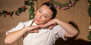 Η Αλίκη Κατσαβού σκηνοθετεί και παίζει σε παρασταση