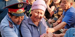 Αστυνομικοί στο Καζακστάν συλλαμβάνουν γυναίκα διαδηλώτρια