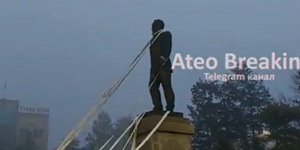 Διαδηλωτές γκρεμίζουν το άγαλμα του πρώτου πρωθυπουργού του Καζακστάν