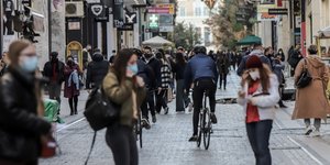 κόσμος στην Ερμού