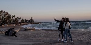 αγριεμένος καιρός παραλία παρέα κοριτσιών