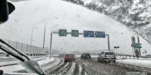 Προβλήματα στους δρόμους της Αττικής από τα χιόνια