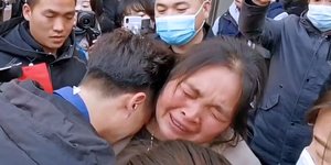 Η συγκινητική στιγμή της επανένωσης μητέρας και γιου