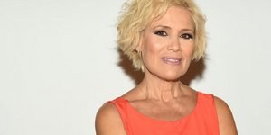 Η Κωνσταντίνα Μιχαήλ με πολύχρωμο παλτό