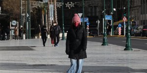 κόσμος περπατάει στην Πλατεία Συντάγματος