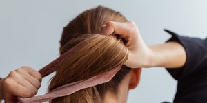 Κοπέλα πιάνει κοτσίδα τα μαλλιά της