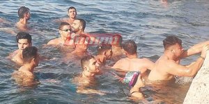 Η μικρη Βασιλική βούτηξε με τους άντρες για τον Σταυρό