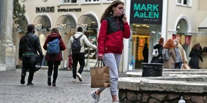 πολίτες στην ερμού για τις εκπτώσεις