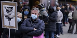 Κόσμος περιμένει στην ουρά για τεστ κορωνοϊού