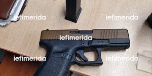 Οι αστυνομικοί εντόπισαν ένα πιστόλι Glock με σφαίρα στη θαλάμη