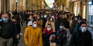 Ιταλοί πολίτες και τουρίστες περπατούν σε δρόμο της Ρώμης