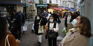 κόσμος με μάσκες στη Γαλλία