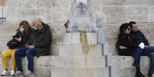 Στα 50 χρόνια κατεβαίνει το όριο του υποχρεωτικού εμβολιασμού στην Ιταλία