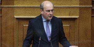 Ο Κωστής Χατζηδάκης στη Βουλή κατά τη συζήτηση της πρότασης μομφής του ΣΥΡΙΖΑ