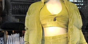 Το plus size μανεκέν σε βιτρίνα καταστήματος με αθλητικά είδη