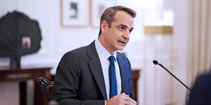 Ο πρωθυπουργός Κυριάκος Μητσοτάκης μιλά μπροστά σε μικρόφωνο