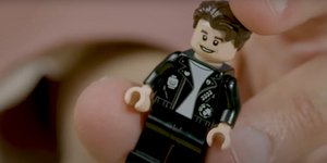 Η Lego δέχθηκε μήνυση για ένα μπουφάν που εμφανίστηκε στη σειρά «Queer Eye»