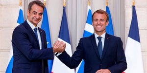 πρωθυπουργός Κυριάκος Μητσοτάκης με τον Γάλλο πρόεδρο Εμανουέλ Μακρόν