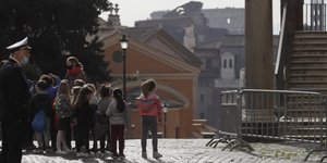 Μαθητές ετοιμάζονται να επιστρέψουν στα σχολεία, στην Ιταλία