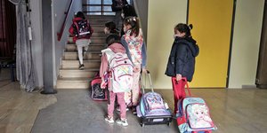 Οι μαθητές περιμένουν να μάθουν πότε θα ανοίξουν τα σχολεία μετά τις χριστουγεννιάτικες διακοπές