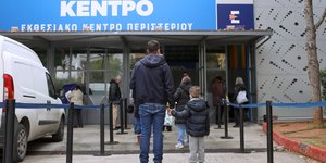 Ματίνα Παγώνη, παιδί σε εμβολιαστικό κέντρο