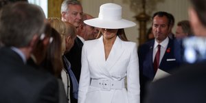 Το καπέλο της Μελάνια Τραμπ που έκλεψε τις εντυπώσεις στην υποδοχή του ζεύγους Μακρόν