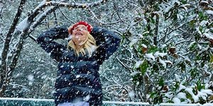 Ελένη Μενεγάκη: Ποζάρει στον χιονισμένο κήπο του σπιτιού της