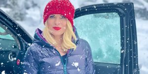 Ελένη Μενεγάκη: Φωτογραφίζει την κόρη της Μαρίνα με τον σκύλο τους να παίζουν στον χιονισμένο κήπο τους