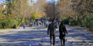 μετάλλαξη Όμικρον, ζευγάρι κάνει βόλτα