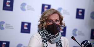 Η αναπληρώτρια υπουργός Υγείας, Μίνα Γκάγκα κατά την ενημέρωση