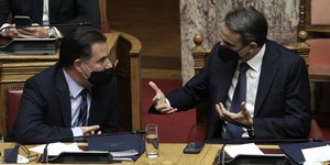 Ο Κυριάκος Μητσοτάκης συνομιλεί με τον Άδωνι Γεωργιάδη