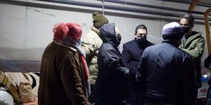 Συνάντηση Μητσοτάκη με αστέγους στον Πειραιά