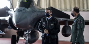 Ο Κυριάκος Μητσοτάκης με μπουφάν της πολεμικής αεροπορίας μπροστά σε μαχητικό αεροσκάφος