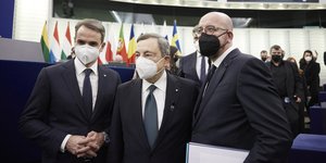 O Κυριάκος Μητσοτάκης με τον Μάριο Ντράγκι και τον Σαρλ Μισέλ/ Φωτογραφία: ΓΤΠ-Δημήτρης Παπαμήτσος