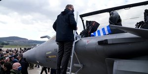 Ο Κυριάκος Μητσοτάκης περιεργάζεται το κόκπιτ ενός από τα πρώτα 6 Rafale