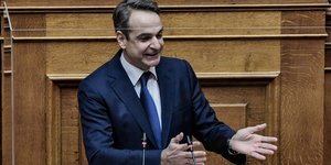 Ο Κυριάκος Μητσοτάκης στο βήμα της Βουλής για την πρόταση μομφής